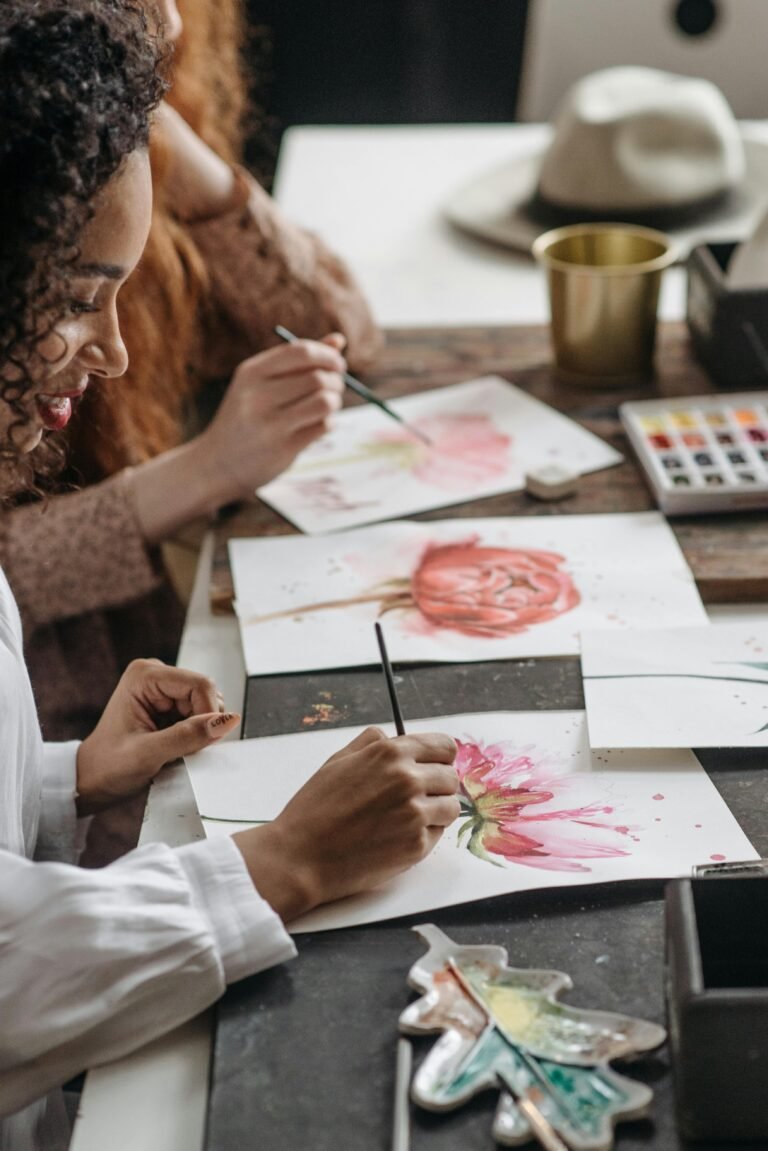 Grupo de estudiantes realizando flores en las Clases de pintura